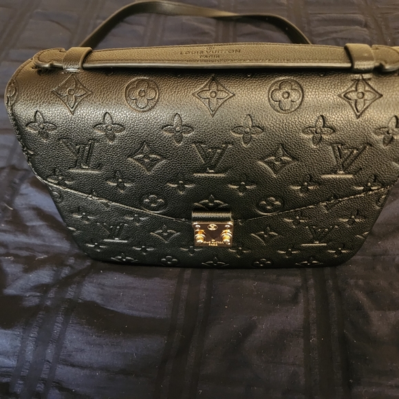 New black Louis Vuitton purse 1900 retail is 2800 - Picture 7 of 8